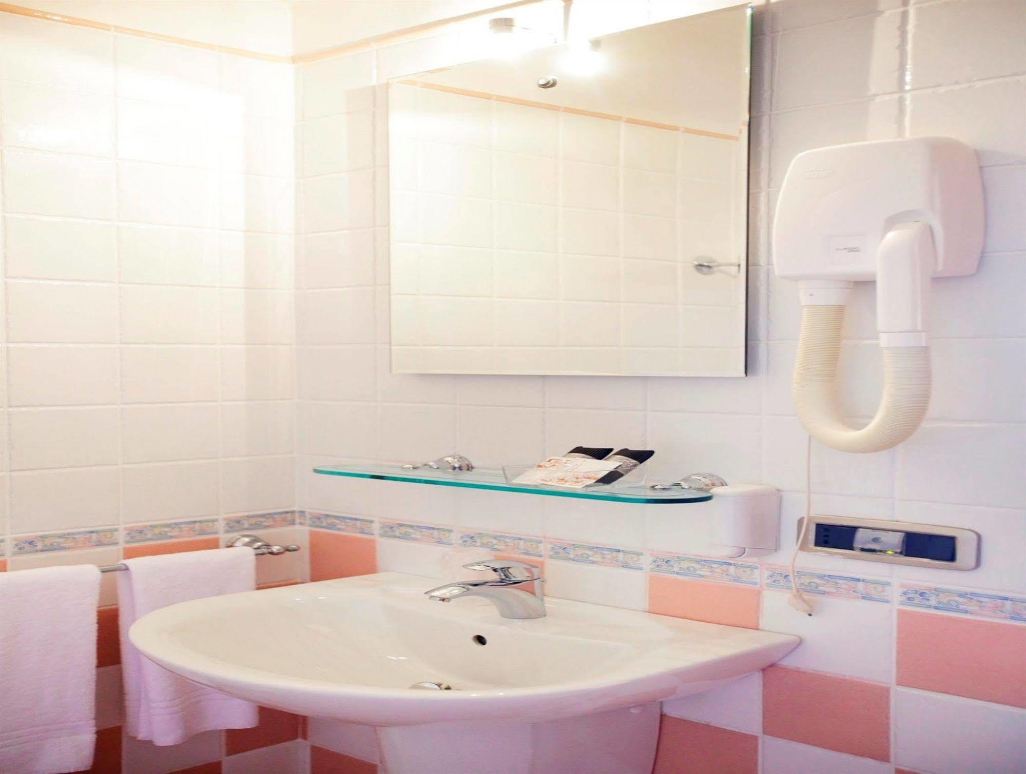 Hotel Ristorante Garibaldi Frosinone Esterno foto